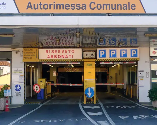 Ingresso Autorimessa Comunale Venezia. Segnaletica per abbonati e indicazioni per pedoni. Informazioni sui parcheggio piazzale roma venezia prezzi.