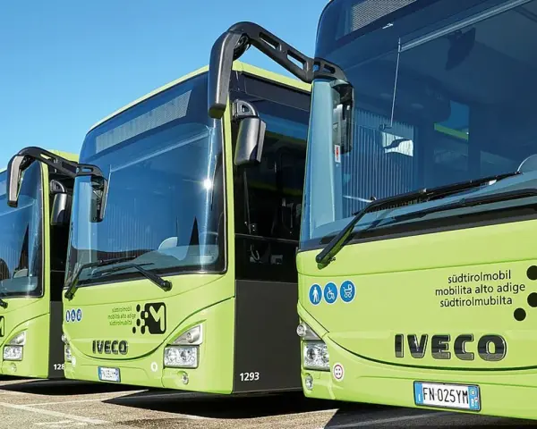 Autobus verdi Iveco pronti per il viaggio da Venezia a Cortina.