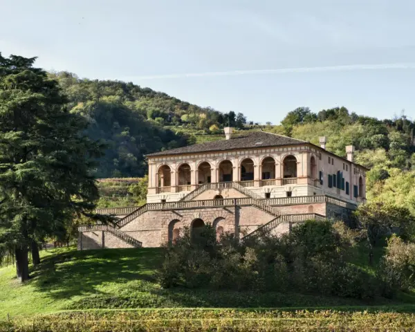 Villa dei Vescovi: splendida villa veneta con scalinate imponenti. Scopri orari e prezzi per la tua visita.