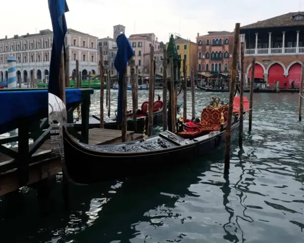 Gondole ormeggiate in un canale veneziano, con palazzi storici sullo sfondo. Immagine che evoca il fascino di quando è stata costruita Venezia.