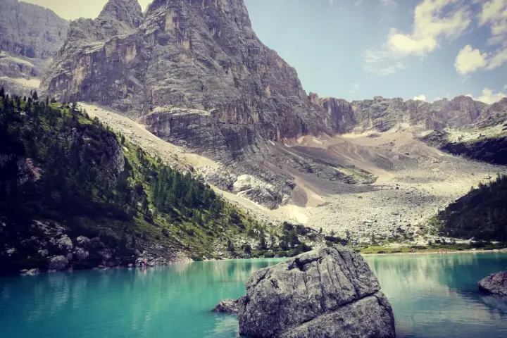 Lago di Sorapis, un gioiello tra le Dolomiti. Cosa vedere a Borca di Cadore? Questo lago turchese è una meta imperdibile.