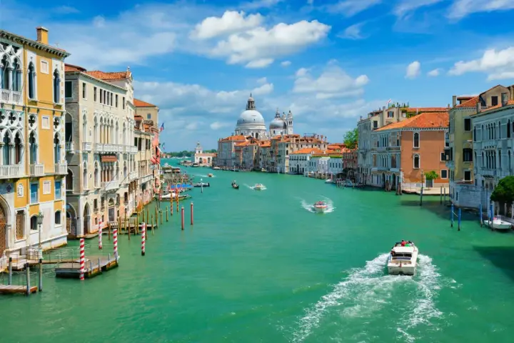 Navigando sul Canal Grande, da Piazzale Roma a Piazza San Marco, tra palazzi storici e barche che solcano l'acqua turchese.