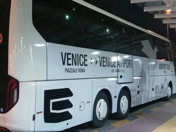 Autobus bianco con scritta "Venice <-> Venice Airport" e "Airport Bus Express". Un comodo mezzo per raggiungere l'aeroporto da Piazzale Roma.