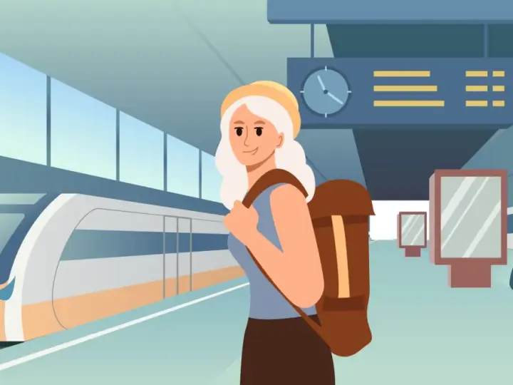 Ragazza con zaino in stazione, pronta a scoprire come arrivare a Venezia in treno.