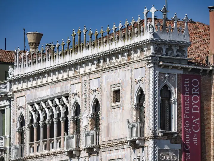 Dettaglio del Ca' d'Oro, un magnifico palais d'oro a Venezia, con le sue finestre gotiche e decorazioni in marmo.