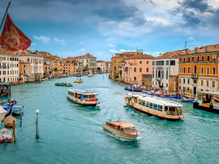 Vaporetti navigano sul Canal Grande, un'icona di Venezia. Il **costo battello Venezia** varia, ma l'esperienza è impagabile.