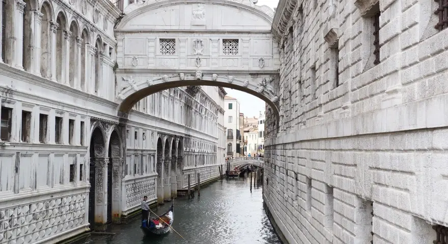 Ponte dei Sospiri a Venezia, un tempo collegava il palazzo di giustizia al **venice prison**. Una gondola scivola sul canale.