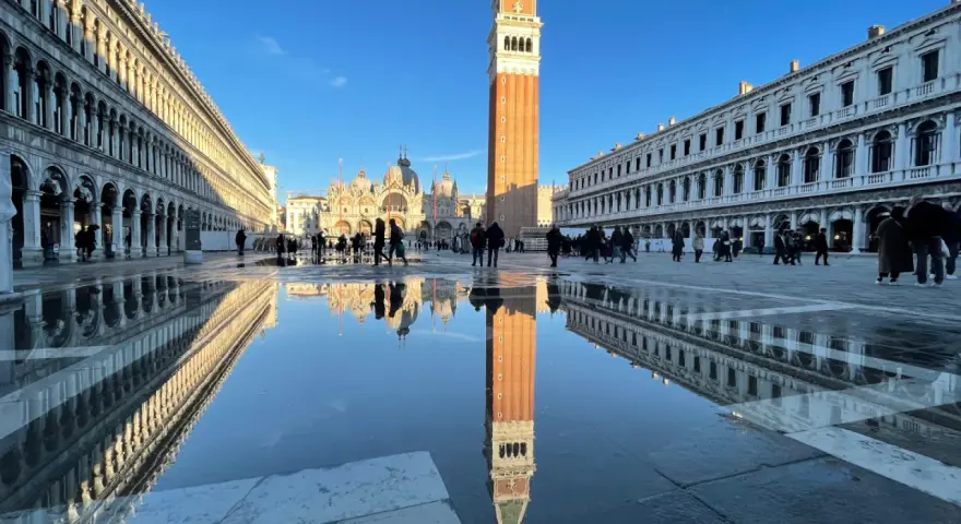 Riflessi di Piazza San Marco con la Basilica e il Campanile, l'acqua di Venezia crea uno specchio magico.