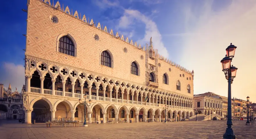 Il Palazzo Ducale di Venezia, un capolavoro gotico. Il suo prezzo è inestimabile, ma la visita vale ogni centesimo.