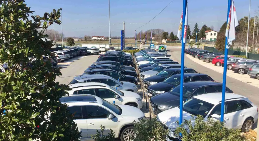 Parcheggio di auto in esposizione, ideale per chi viaggia da Venezia Mestre a Aeroporto.