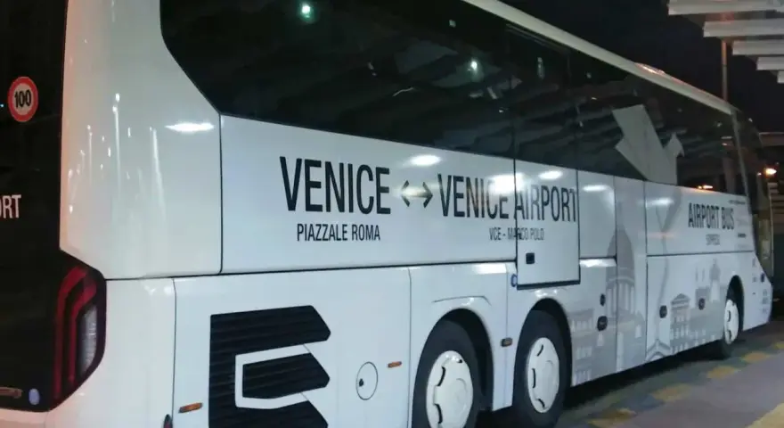 Autobus bianco con scritta "Venice <-> Venice Airport" e "Airport Bus Express". Un comodo mezzo per raggiungere l'aeroporto da Piazzale Roma.