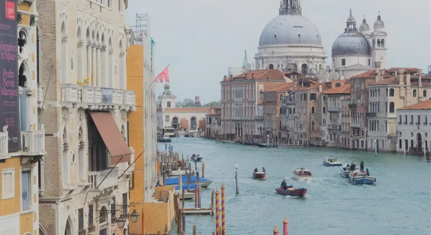 Palazzi da visitare a Venezia: scorcio sul Canal Grande con imbarcazioni e la Basilica di Santa Maria della Salute.