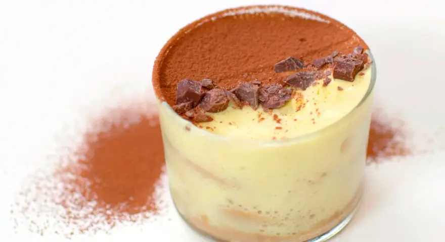 Un bicchiere di tiramisù, con cacao e scaglie di cioccolato. Ecco come si fa il tiramisù, un dolce al cucchiaio irresistibile.
