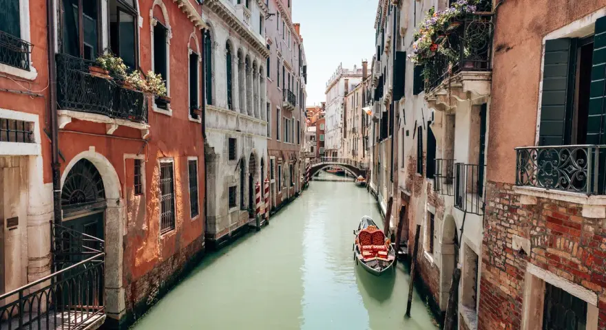 Un canale veneziano con gondola, palazzi storici e un ponte. Forse così si immaginava la Serenissima, perché la repubblica di Venezia era chiamata serenissima.