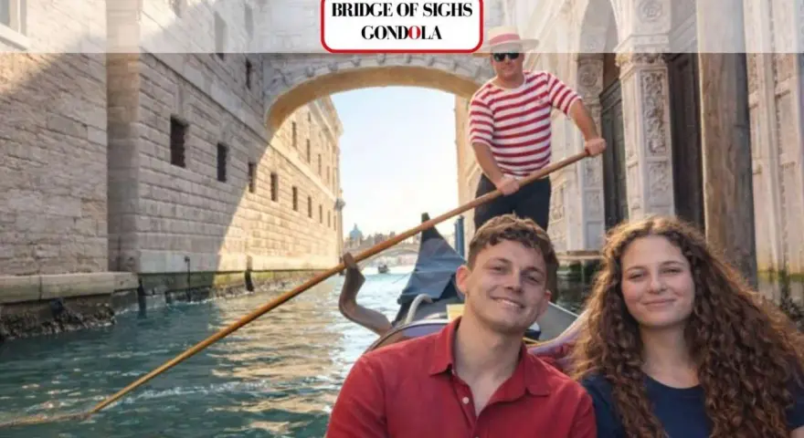 Coppia felice in gondola sotto il Ponte dei Sospiri, Venezia.