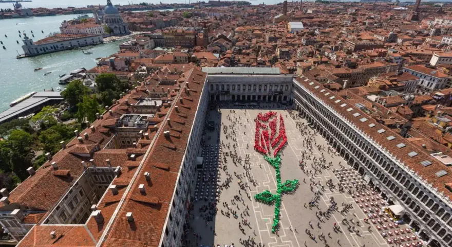 Venezia celebra il giorno di San Marco con una gigantesca rosa umana rossa e verde in Piazza San Marco.