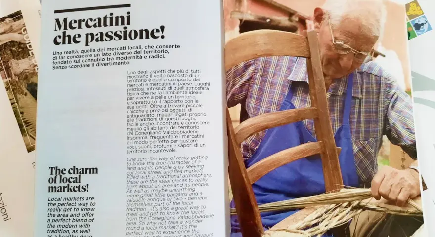 Artigiano locale lavora su una sedia, un'immagine che evoca la tradizione e i sapori della strada del Prosecco.