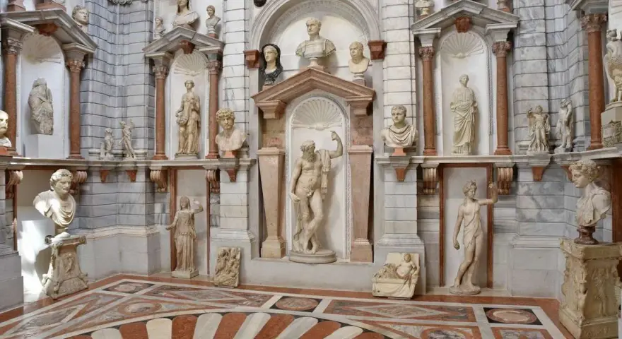 Un'antica collezione di sculture classiche, un tesoro da scoprire nei musei gratis di Venezia.