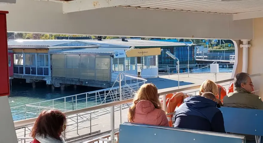 Persone a bordo di un traghetto ACTV, in attesa di arrivare a Punta Sabbioni. La linea 2 Venezia collega la città lagunare con la terraferma.