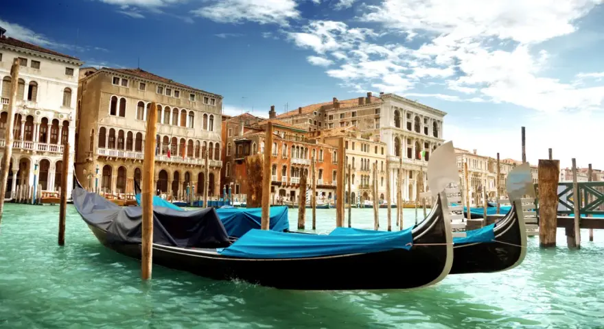 Gondole ormeggiate sul Canal Grande, un'anteprima delle 10 cose da vedere a Venezia gratis.