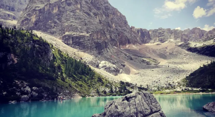 Lago di Sorapis, un gioiello tra le Dolomiti. Cosa vedere a Borca di Cadore? Questo lago turchese è una meta imperdibile.