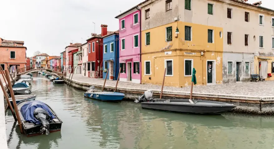 Case colorate e canali, un'immagine che ispira su dove soggiornare a Venezia, magari in un'isola pittoresca.