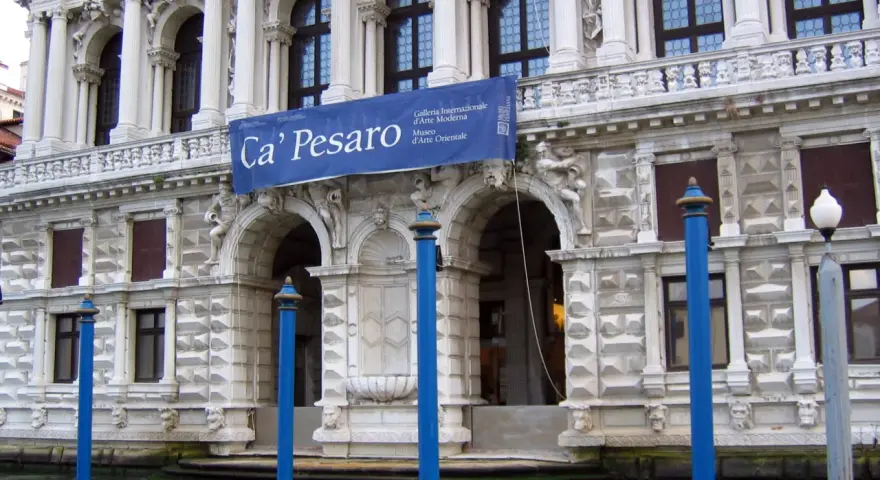 Ca' Pesaro, un palazzo veneziano, ospita la Galleria Internazionale d'Arte Moderna e il Museo d'Arte Orientale.