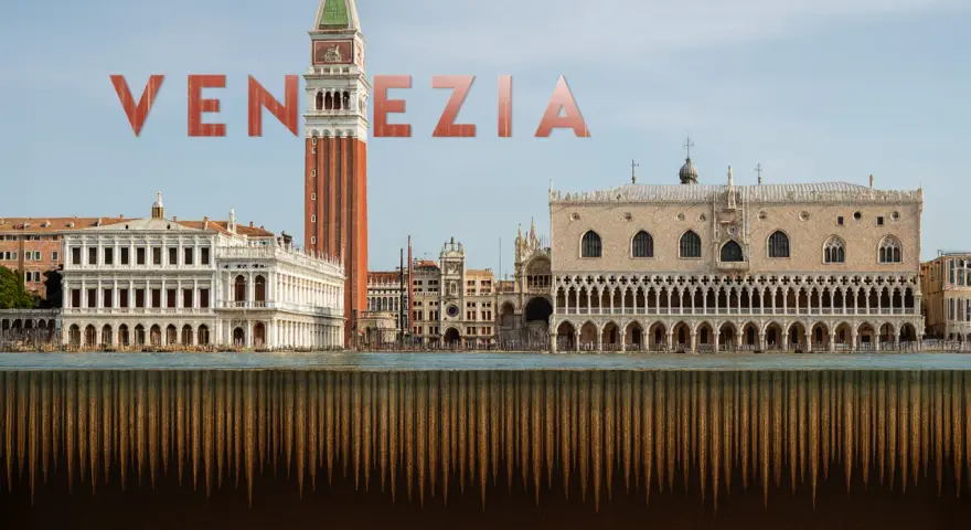 Venezia vista dall'acqua, con un'illusione ottica che mostra cosa c'è sotto Venezia: un abisso di pali di legno.