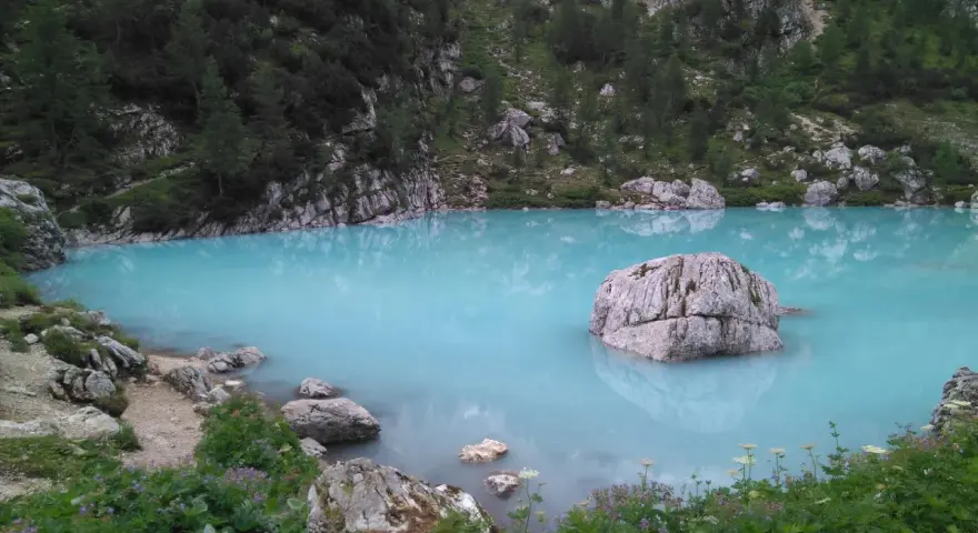 Lago di Sorapis: come arrivare a questo gioiello turchese tra rocce e boschi.