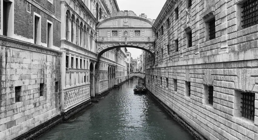 Il Ponte dei Sospiri, un ponte di vedute storiche, collega il Palazzo Ducale alle prigioni.