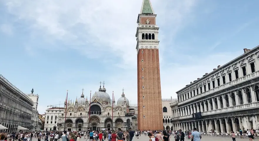 Piazza San Marco, Venezia: la Basilica, il Campanile e la folla. Un'ottima idea per cosa vedere a Venezia in un giorno.
