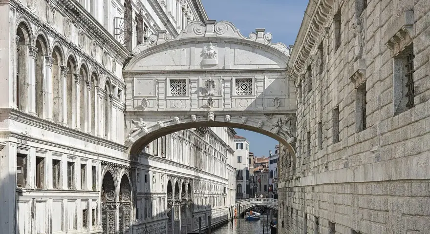 Ponte dei Sospiri a Venezia, collegava le prigioni al Palazzo Ducale. I condannati, vedendo la laguna per l'ultima volta, sospiravano.