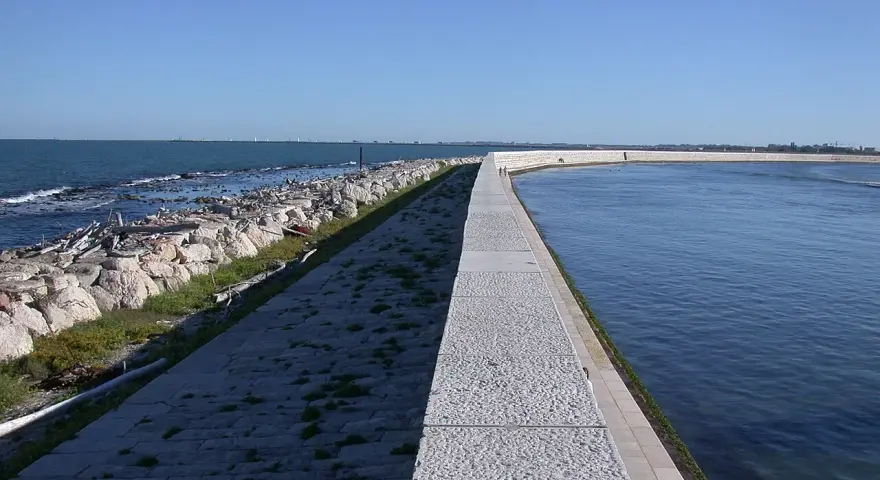 Passeggiata sul molo che porta alla spiaggia Ca' Roman. Come arrivare: segui il sentiero lastricato lungo il mare.