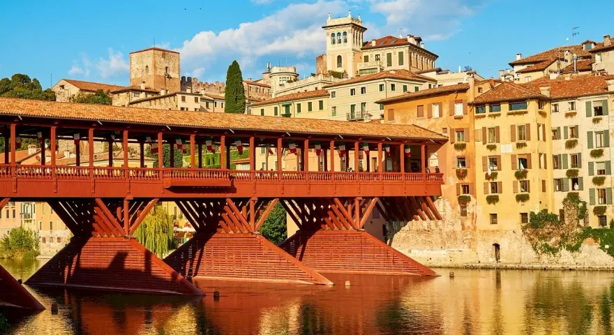 Ponte di Bassano, un'icona di legno rosso sul fiume Brenta. Curiosità: un tempo ospitava botteghe di artigiani.