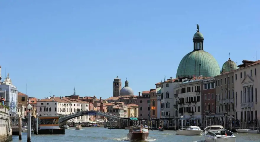 Navigare sul Canal Grande, un'esperienza indimenticabile per chi decide di visitare Venezia.