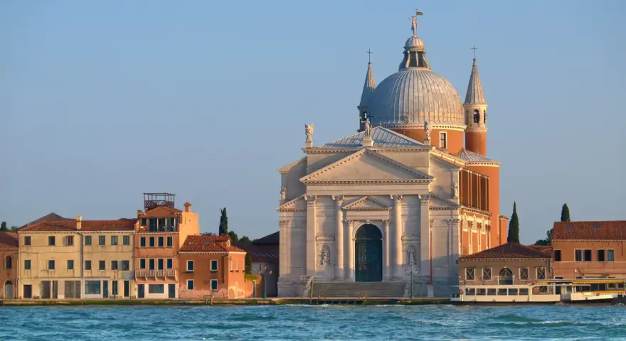 La maestosa chiesa di San Giorgio Maggiore domina il canale. Quante chiese ci sono a Venezia? Tante, ma questa è una delle più belle.