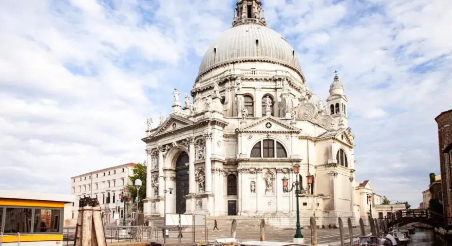 Basilica di Santa Maria della Salute, una delle chiese da vedere a Venezia, con la sua imponente cupola bianca che domina il canale.