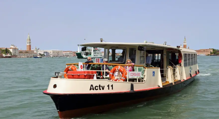 Traghetto Actv 11 in navigazione, con Venezia sullo sfondo. Utile per consultare il chioggia venice ferry timetable.