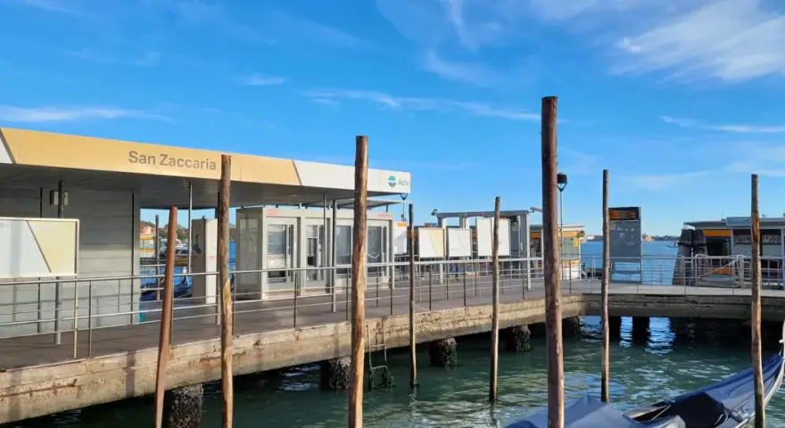 Stazione San Zaccaria, punto di partenza per il vaporetto verso il Lido di Venezia. Giornata limpida con cielo azzurro.
