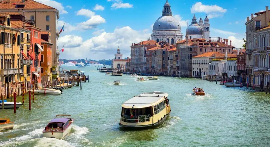 Vaporetti e taxi acquei navigano sul Canal Grande, un modo scenografico per capire come raggiungere Venezia da Mestre.