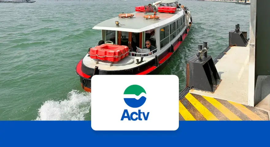 Un traghetto ACTV si avvicina al molo del Tronchetto, pronto a sbarcare passeggeri diretti al Lido.