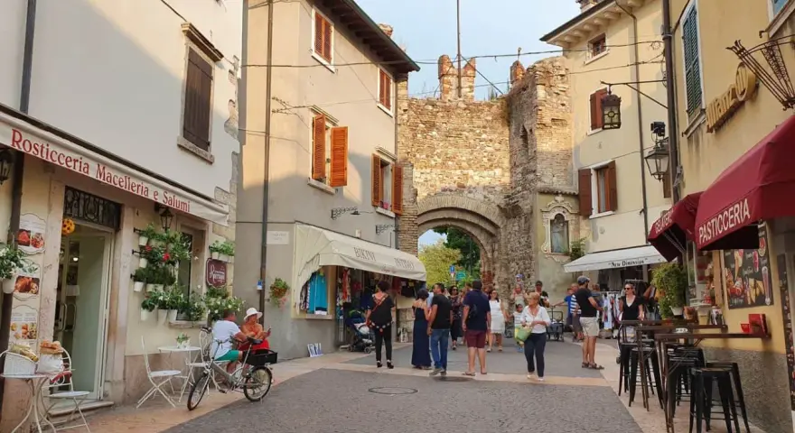 Passeggiata nel centro storico di Lazise, tra negozi e l'antica porta cittadina. Ideale per scoprire cosa vedere a Lazise in un giorno.