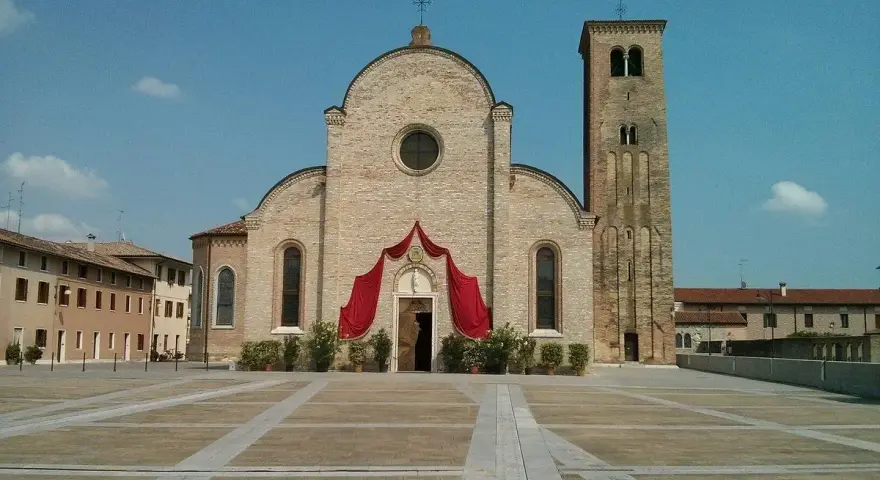 Piazza di Concordia Sagittaria con la cattedrale e il campanile. Un'ottima meta per scoprire cosa vedere in questa storica cittadina.