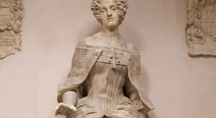 Busto in marmo di Elena Cornaro, con acconciatura riccia e abito elaborato.