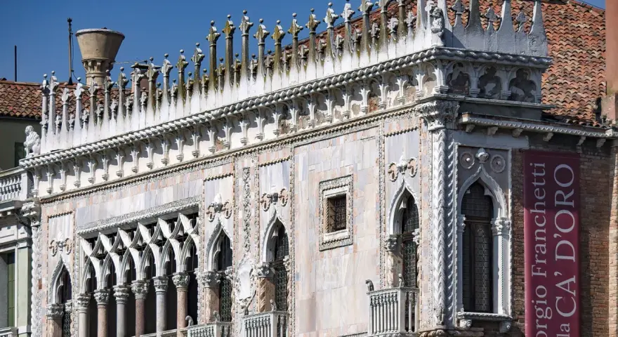 Dettaglio del Ca' d'Oro, un magnifico palais d'oro a Venezia, con le sue finestre gotiche e decorazioni in marmo.