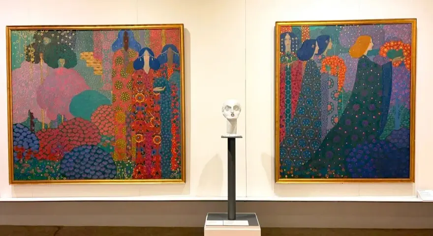 Due tele colorate con figure femminili e un busto bianco in un museo d'arte moderna a Venezia.