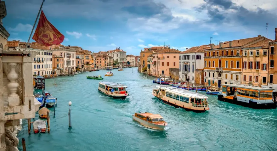 Un battello a Venezia naviga sul Canal Grande tra palazzi storici.