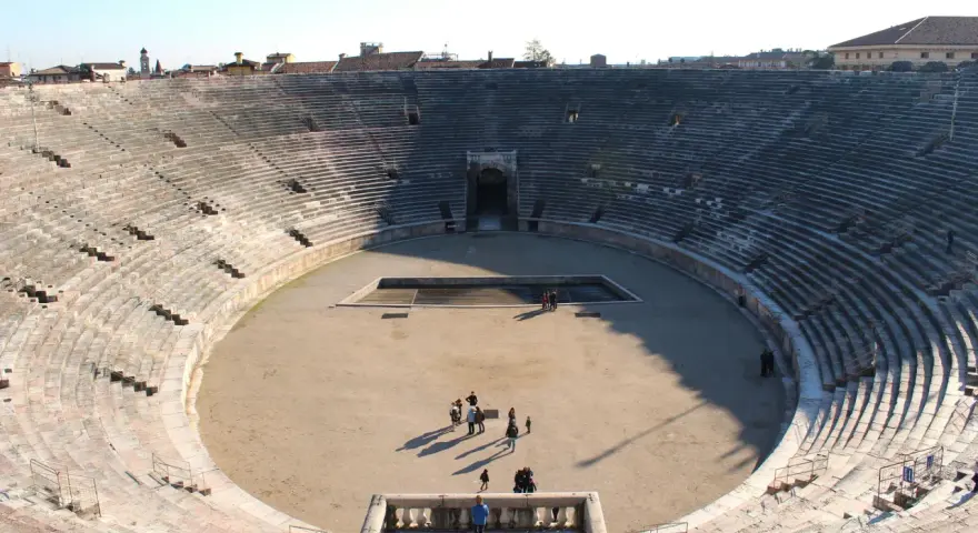 Arena di Verona: un'arena romana con gradinate in pietra e un'area centrale sabbiosa. La sua arena di Verona storia in breve è affascinante, testimone di secoli di eventi.