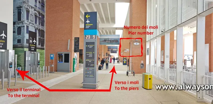 Interno aeroporto Venezia, segnaletica per il terminal e i moli. L'autobus per l'aeroporto è una opzione comoda.