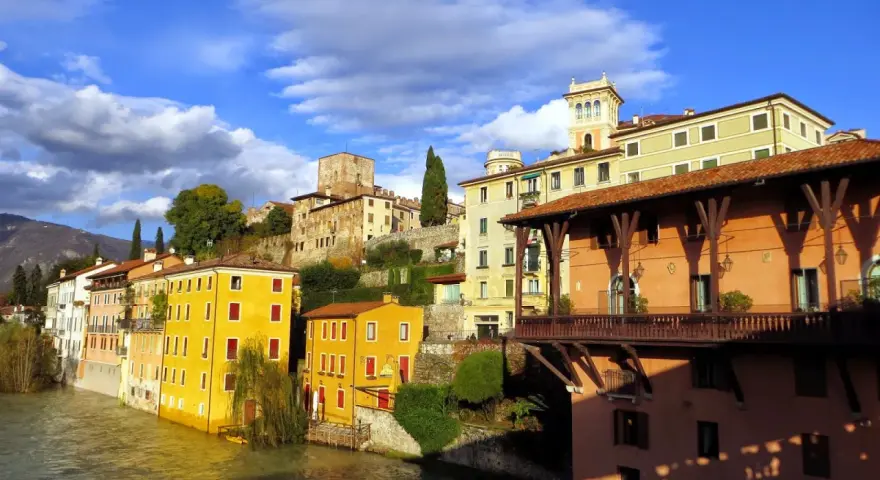 Colorate case affacciate sul Brenta, castello in collina: ecco cosa vedere a Bassano del Grappa.
